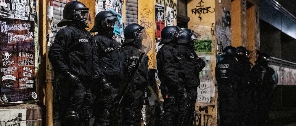 Polizeibeamte stehen bei einer Razzia in der Rigaer Straße. 
