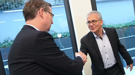 Thorsten Schäfer-Gümbel (l), Landesvorsitzender der SPD Hessen, begrüßt Tarek Al-Wazir (Bündnis 90/Die Grünen) zu Beginn von Sondierungsgesprächen zwischen SPD, FDP und Grünen. 
