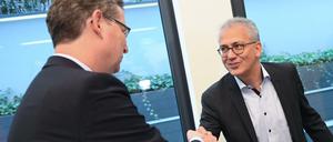 Thorsten Schäfer-Gümbel (l), Landesvorsitzender der SPD Hessen, begrüßt Tarek Al-Wazir (Bündnis 90/Die Grünen) zu Beginn von Sondierungsgesprächen zwischen SPD, FDP und Grünen. 