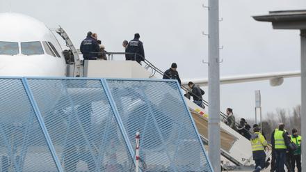 Abgelehnte Asylbewerber am Baden-Airport in Rheinmünster (Baden-Württemberg) in ein Flugzeug. (Archivbild)