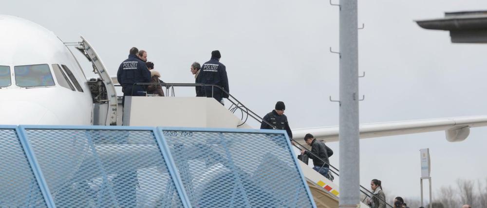 Abgelehnte Asylbewerber am Baden-Airport in Rheinmünster (Baden-Württemberg) in ein Flugzeug. (Archivbild)