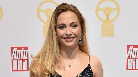 Rennfahrerin Sophia Flörsch bei einer Preisverleihung in Berlin.