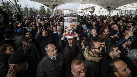 Mitglieder der arabisch-türkischen Medienvereinigung und Freunde nehmen am 16. November an Trauergebeten für den ermordeten Journalisten Jamal Khashoggi teil.