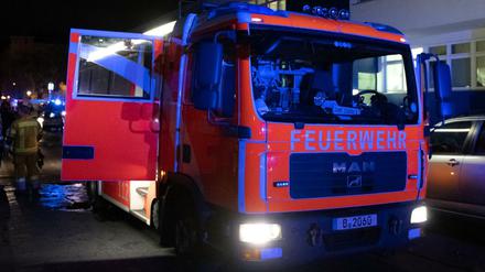 Die Berliner Feuerwehr im nächtlichen Einsatz. (Symbolbild)