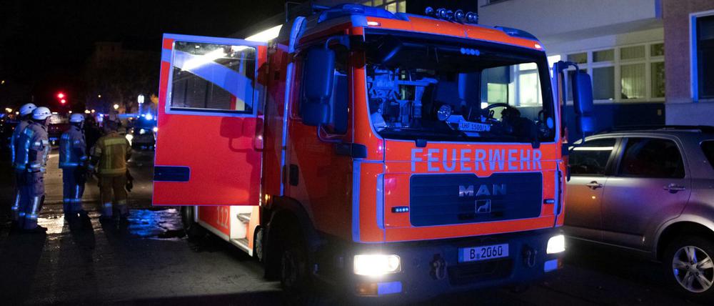 Die Berliner Feuerwehr im nächtlichen Einsatz. (Symbolbild)