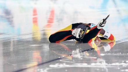 Der letzte Streich. Bei den Olympischen Spielen 2010 holten die Deutschen in der Teamstaffel ihre bislang letzte Goldmedaille im Eisschnelllaufen. Anni Friesinger-Postma stürzte damals ins Ziel.