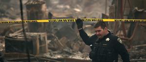Ein Polizist in der vom Feuer weitgehend zerstörten Stadt Paradise