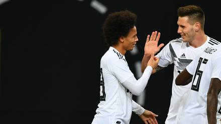 Spaß am Spiel: Die beiden Torschützen Leroy Sane (links) und Niklas Süle jubeln. 