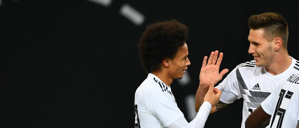Spaß am Spiel: Die beiden Torschützen Leroy Sane (links) und Niklas Süle jubeln. 