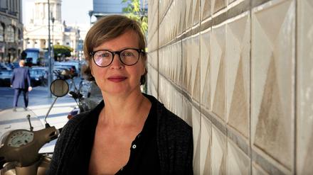 Jenny Erpenbeck am Gendarmenmarkt an einer mit DDR-Fliesen gekachelten Wand an der Ecke Markgrafenstraße / Leipziger Straße.
