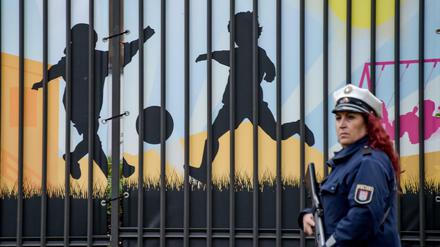  Eine Polizistin bewacht eine jüdische Schule in Hamburg.