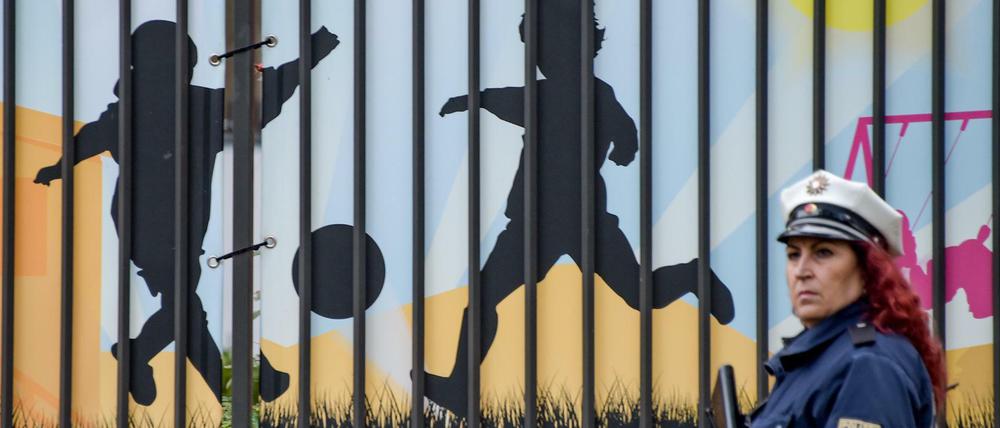 Eine Polizistin bewacht eine jüdische Schule in Hamburg.