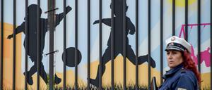  Eine Polizistin bewacht eine jüdische Schule in Hamburg.