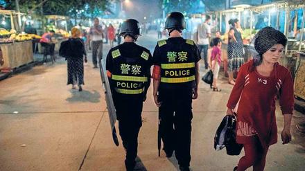 Polizisten gehen Streife in Kashgar 