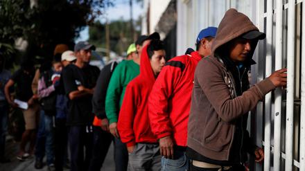 Migranten stehen vor ihrer temporären Unterkunft in Tijuana.