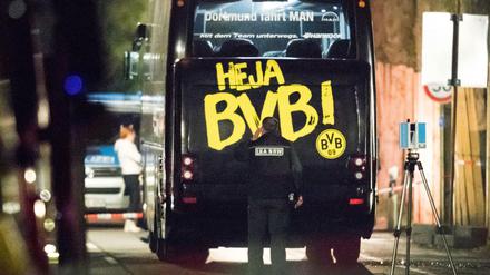 Ein Beamter des Landeskriminalamtes (LKA) untersucht in der Nacht nach dem Anschlag den Mannschaftsbus der Fußballmannschaft von Borussia Dortmund.