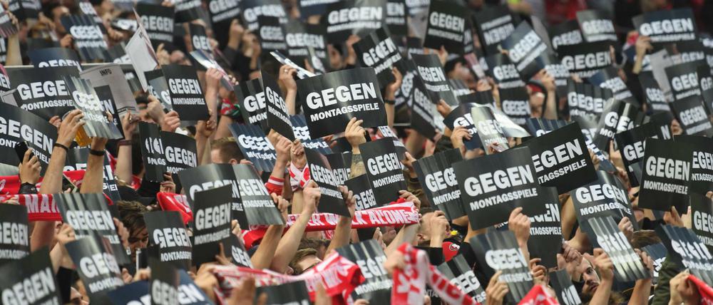 "Gegen Montagsspiele" - hier protestieren die Fans beim Spiel Mainz gegen Freiburg im April diesen Jahres. 