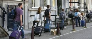 Touristen in Amsterdam. Die niederländische Hauptstadt ist ein beliebtes Reiseziel.