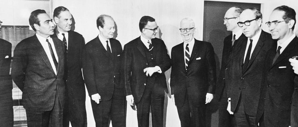 Die Mitglieder des "Zehnerklub" vor der Konferenz zur Lösung der Währungskrise im November 1968. Diese "Zehnergruppe" bestand aus den Finanzministern und Notenbankgouverneuren von Japan, Frankreich, Belgien, Schweden, Bundesrepublik Deutschland, USA, Niederlande, Großbritannien, Italien und Kanada (von links). Sie wurde 1962 gegründet als eine Allgemeine Kreditvereinbarung mit dem IWF, um sich gegenseitig bei Zahlungsbilanzproblemen zu helfen.