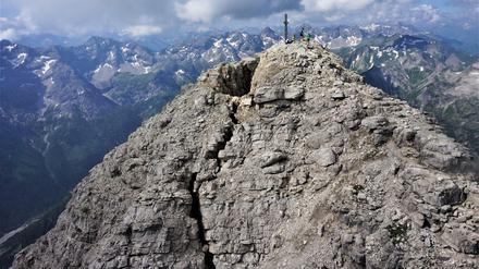 Fünf Meter ist der Spalt am Hochvogel inzwischen breit.
