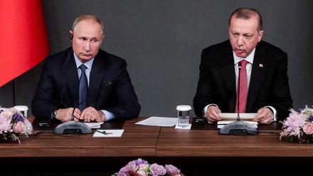 Vladimir Putin (l.) und Recep Tayyip Erdogan bei einer gemeinsamen Pressekonferenz um Oktober.