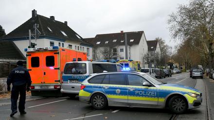 In Bochum hat ein bewaffneter Mann eine Tankstellenmitarbeiterin stundenlang in seiner Gewalt gehalten.