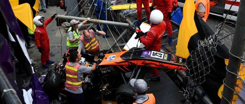 Sophia Flörsch wird nach ihrem Unfall von Einsatzkräften versorgt.