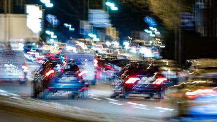 Autos fahren am frühen Morgen über die B224. 