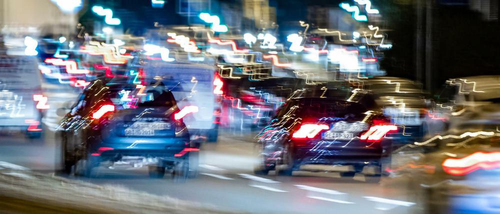 Autos fahren am frühen Morgen über die B224. 