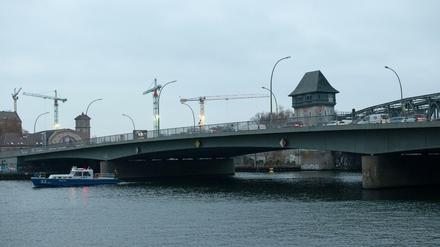 Problemfall im Osten. Von der Elsenbrücke ist nur noch eine Hälfte befahrbar. 