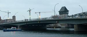 Problemfall im Osten. Von der Elsenbrücke ist nur noch eine Hälfte befahrbar. 