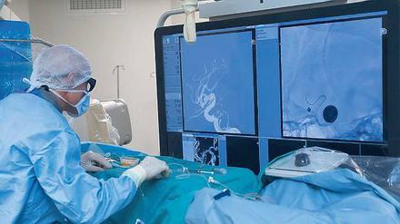 Flickwerk. Aneurysmen werden mit Röhrchen verschlossen oder abgeklemmt.