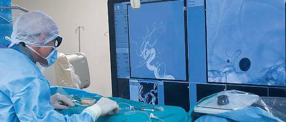 Flickwerk. Aneurysmen werden mit Röhrchen verschlossen oder abgeklemmt.