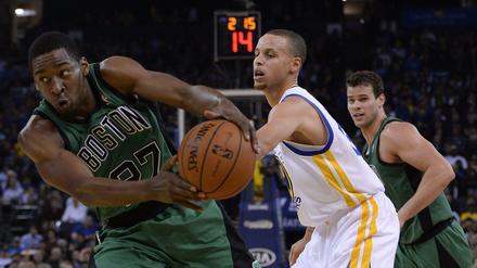 Gegen einen der Größten. In der NBA spielte Jordan Crawford (l.) unter anderem gegen Steph Curry. 