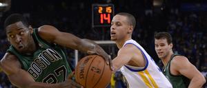Gegen einen der Größten. In der NBA spielte Jordan Crawford (l.) unter anderem gegen Steph Curry. 