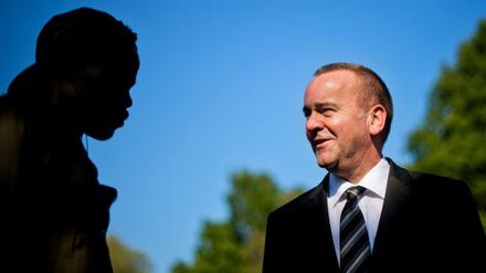 Niedersachsens Innenminister Boris Pistorius (r, SPD) spricht mit Flüchtlingen. 