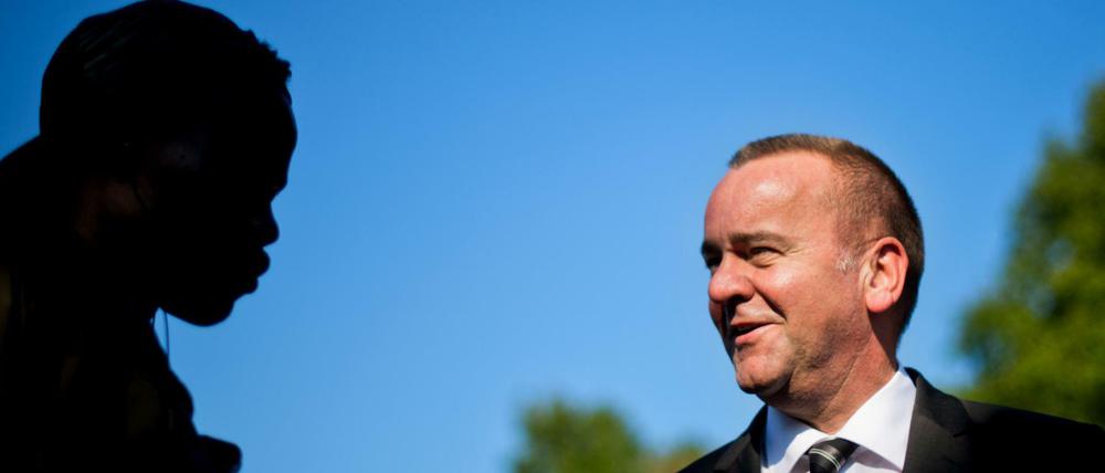 Niedersachsens Innenminister Boris Pistorius (r, SPD) spricht mit Flüchtlingen.