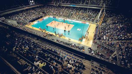 Klatschpappenalarm. Die BR Volleys spielen im Schnitt vor knapp 5000 Zuschauern. Das ist im nationalen mit großem Abstand spitze. Das erste Spiel in der Max-Schmeling-Halle bestritten die Berliner am 18. November 2008 gegen Düren.