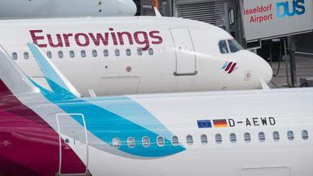 Zwei Flugzeug der Lufthansa-Tochter Eurowings stehen auf dem Flughafen Düsseldorf. 