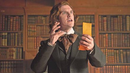Ein Geistesblitz. Dan Stevens spielt Charles Dickens.