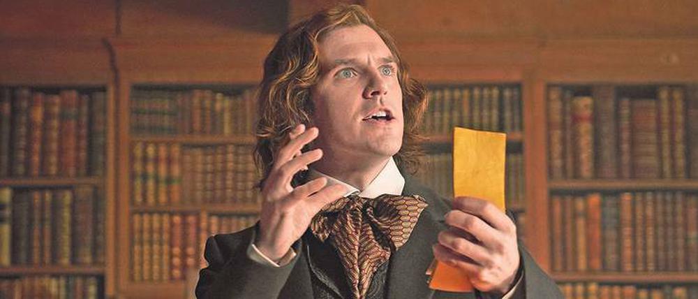 Ein Geistesblitz. Dan Stevens spielt Charles Dickens.
