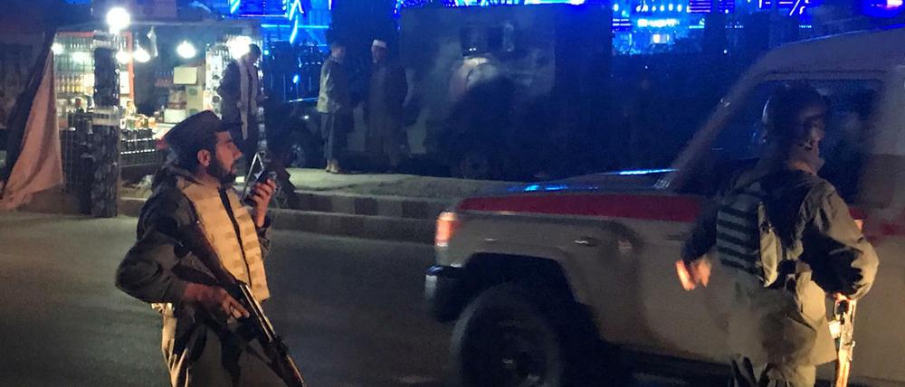 Afghanische Polizisten halten am Rande des Tatorts in Kabul wache.