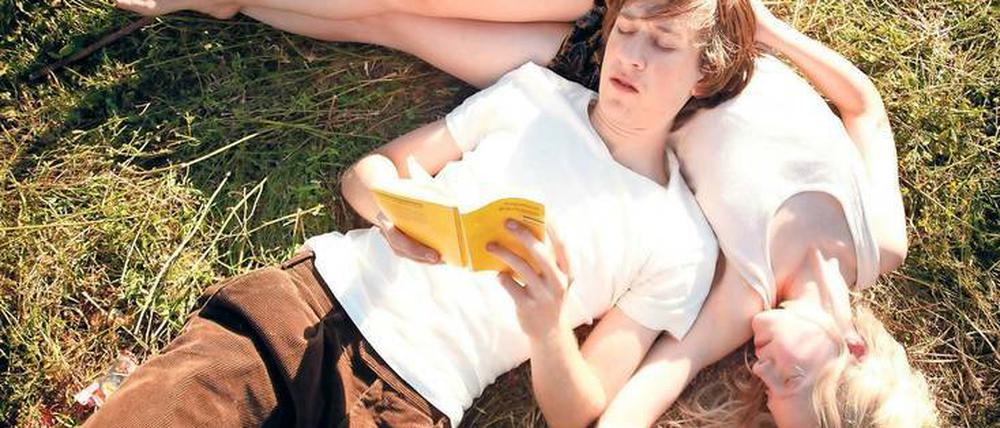 Elena (Julia Zange) und Robert (Josef Mattes) lernen für's Abi.