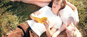 Elena (Julia Zange) und Robert (Josef Mattes) lernen für's Abi.