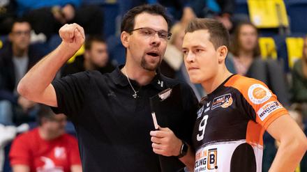 Berlins Trainer Cedric Enard (l) und Zuspieler Jan Zimmermann wollen mit den Volleys erfolgreicher sein als zuletzt. 