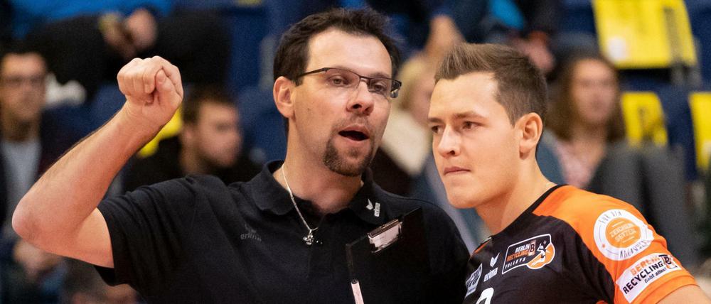 Berlins Trainer Cedric Enard (l) und Zuspieler Jan Zimmermann wollen mit den Volleys erfolgreicher sein als zuletzt. 