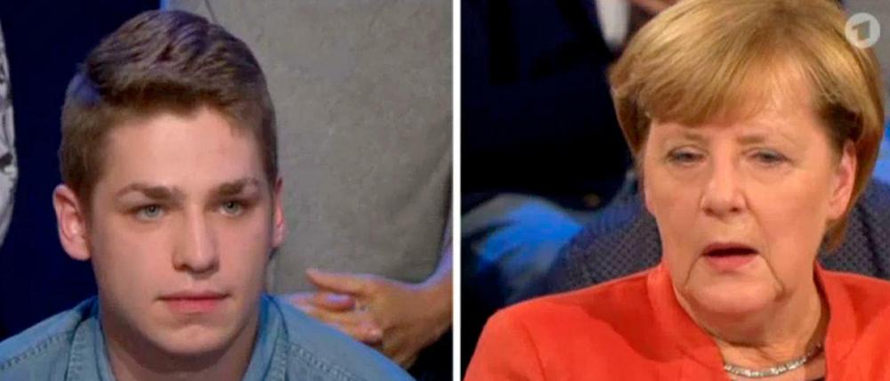 Krankenpfleger Alexander Jorde und Bundeskanzlerin Angela Merkel am 11.09.2017 in der ARD-"Wahlarena": Der Auszubildende warf der CDU in der live übertragenen Sendung vor, dass im Parteiprogramm stehe, niemand müsse sich bei der Pflege Sorgen machen.
