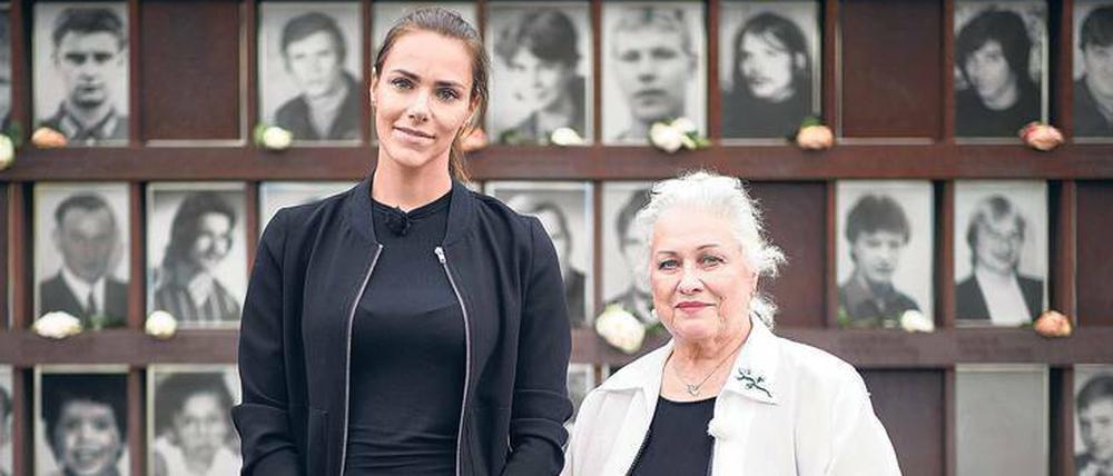 Gemeinsames Erinnern. Reporterin Esther Sedlaczek (links) trifft das Stasi-Opfer Edda Schönherz in der Gedenkstätte Berliner Mauer in der Bernauer Straße