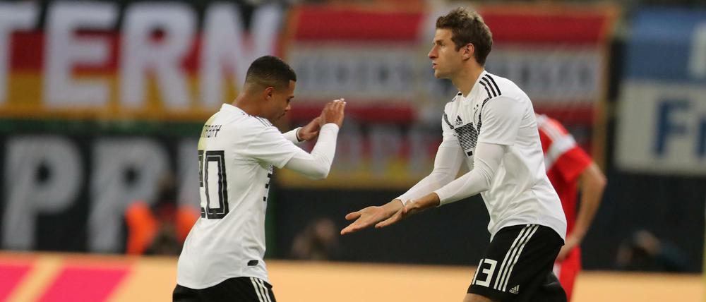 Neue Rolle. Thomas Müller (rechts) kommt jetzt häufiger von der Bank - so wie vorige Woche im Testspiel gegen Russland. 