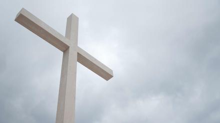 Kreuz vor Himmel (Symbolbild).